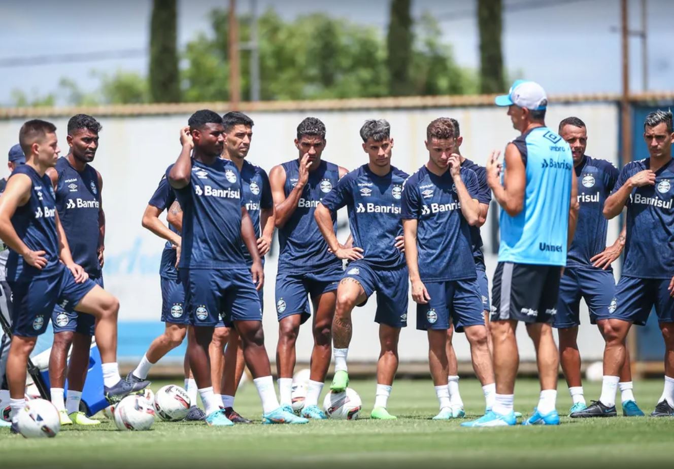 Suárez (centro) ainda faz trabalho físicos para se equiparar aos demais jogadores com mais tempo de pré-temporada - Foto: Divulgação/Grêmio @gremio
