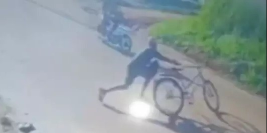 Homem joga bicicleta contra motocicleta em tentativa de assalto - Foto: Reprodução/Internet