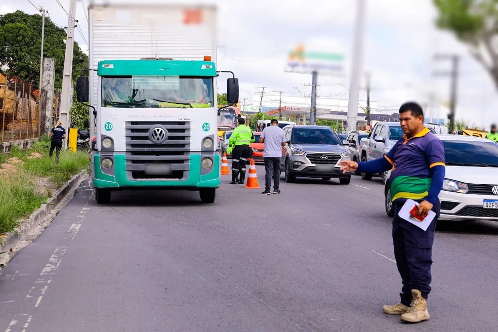 Manaus restringe a circulação de veículos pesados em principais avenidas e ruas