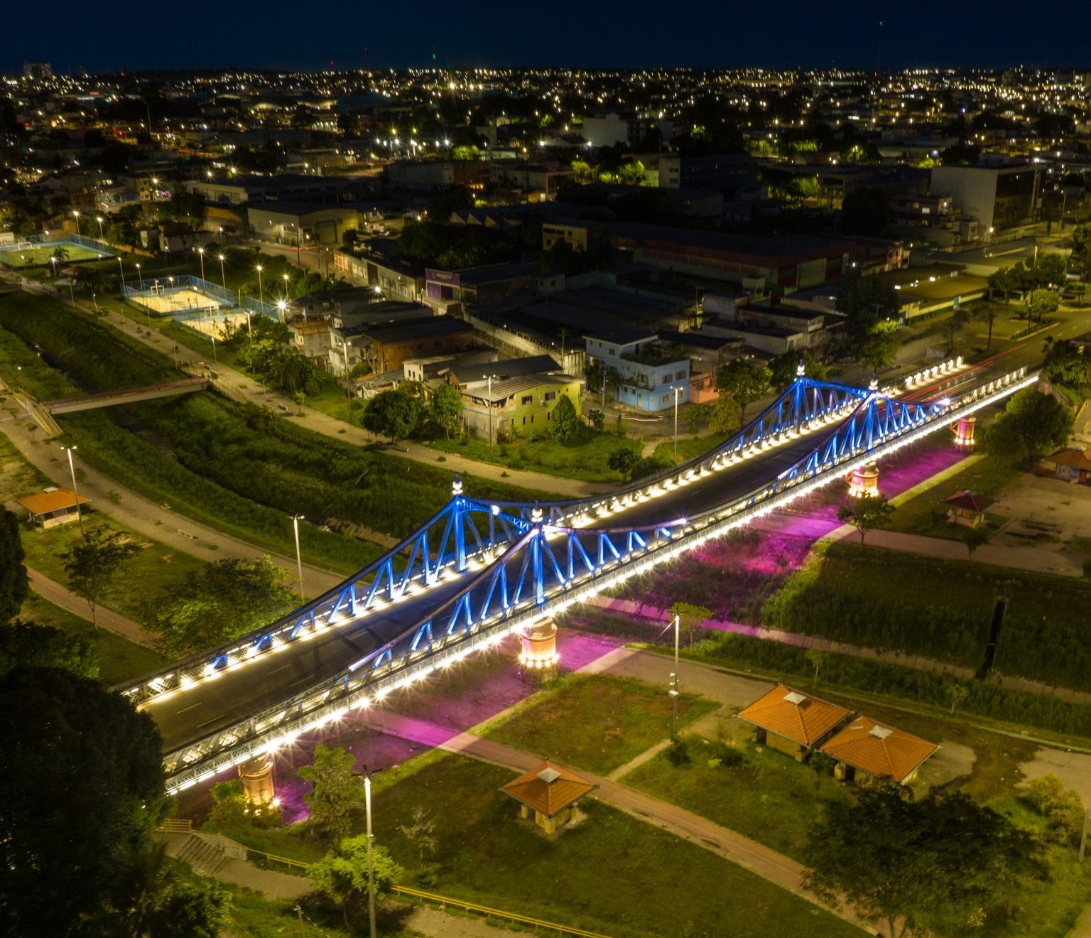 Iluminação Cênica da ponte Benjamin Constant na avenida Sete de Setembro - Foto: Alcides Neto/ Semcom / Divulgação
