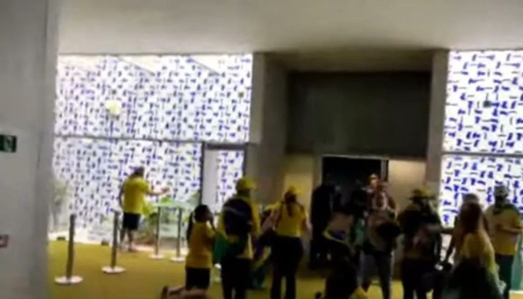 Manifestação em Brasília: Bolsonaristas radicais depedram Congresso e STF
