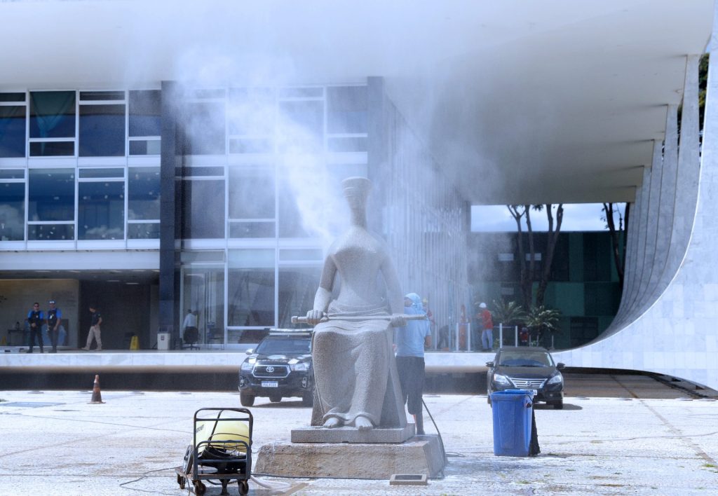 Lavagem da Estátua da Justiça após vandalismo ao prédio do STF no dia 25 de janeiro de 2023 - Foto: Rosinei Coutinho/SCO/STF
