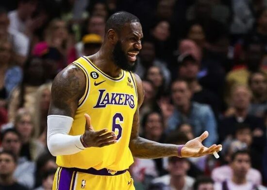 LeBron James lidera Conferências Oeste e Leste - Foto: Reprodução/Twitter@nba