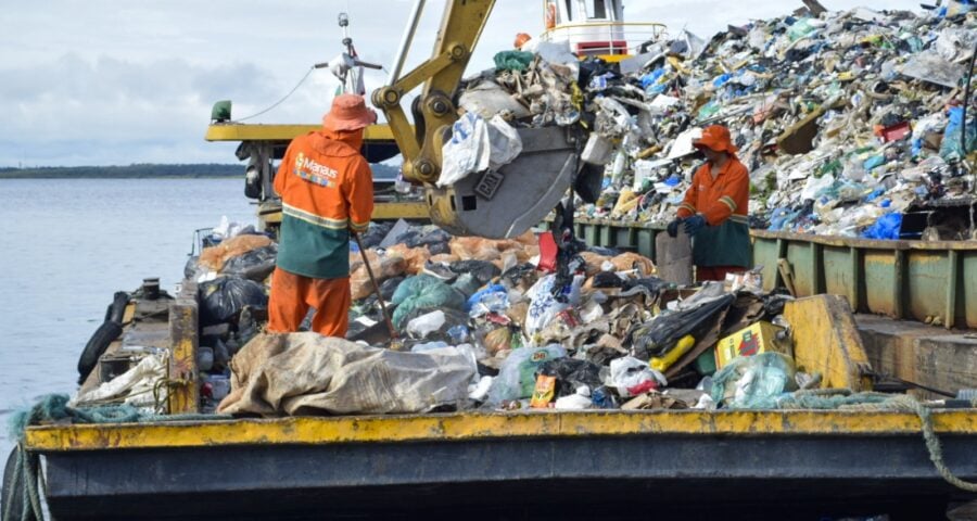 Em Manaus, 500 toneladas de lixo são retiradas do Rio Negro em 30 dias