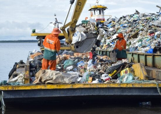 Em Manaus, 500 toneladas de lixo são retiradas do Rio Negro em 30 dias