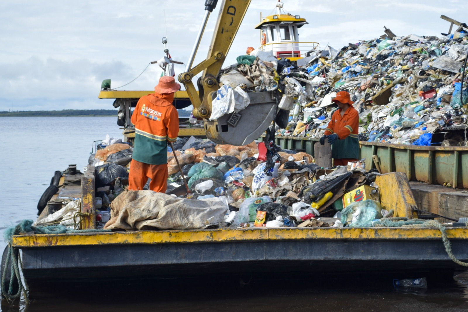 Em Manaus, 500 toneladas de lixo são retiradas do Rio Negro em 30 dias
