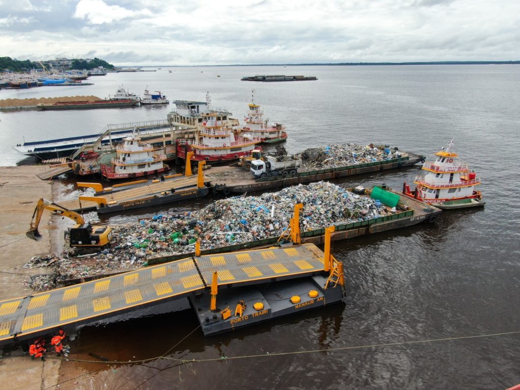 A orlas da cidade recebem diariamente os serviços de limpeza - Fotos: Divulgação / Semulsp lixo