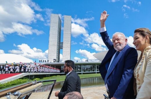 Lula durante desfile no carro presidencial em 1º de janeiro de 2022