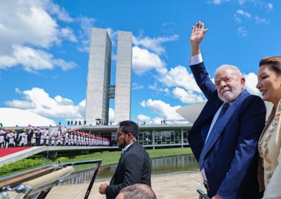 Lula durante desfile no carro presidencial em 1º de janeiro de 2022