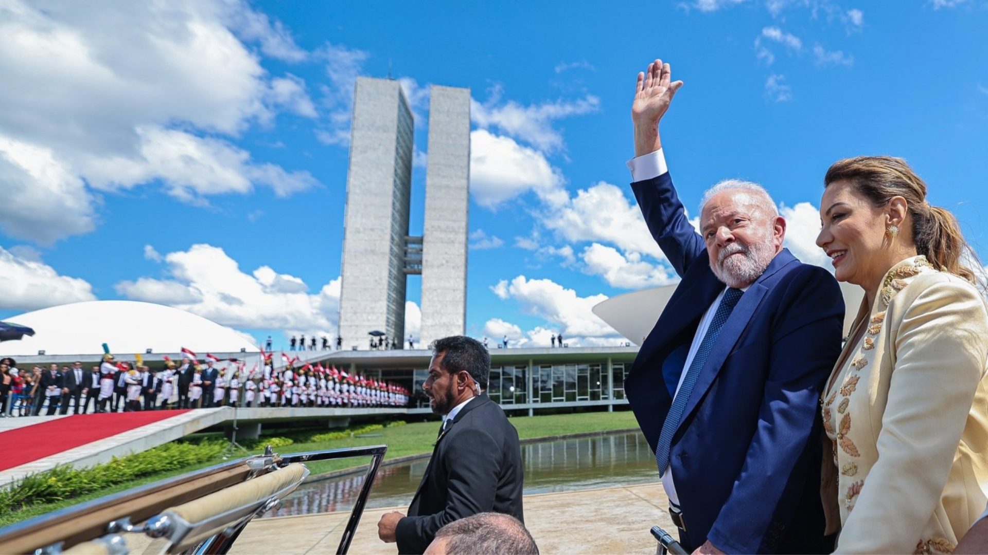 Lula durante desfile no carro presidencial em 1º de janeiro de 2022