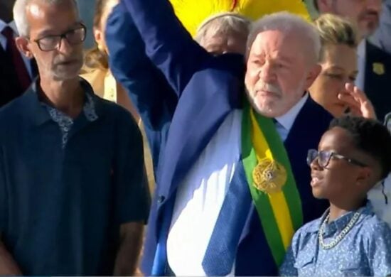 O menino de 10 anos esteve com Lula na entrega da faixa presidencial neste domingo (1) - Foto: Reprodução/TV Globo