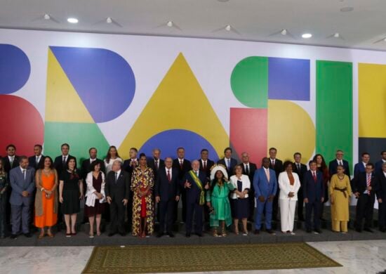 Foto oficial na cerimônia de posse do presidente da República, Luiz Inácio Lula da Silva no Palácio do Planalto com seus ministros - Foto: Tânia Rego/Agência Brasil