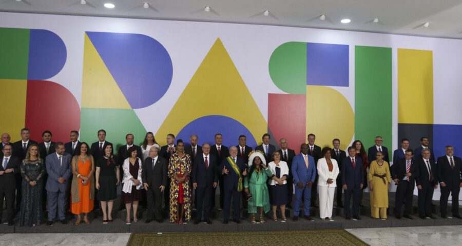 Foto oficial na cerimônia de posse do presidente da República, Luiz Inácio Lula da Silva no Palácio do Planalto com seus ministros - Foto: Tânia Rego/Agência Brasil