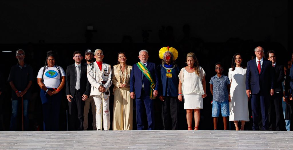 Luiz Inácio Lula da Silva (PT) recebe a faixa presidencial de representantes da sociedade civil após subir a rampa do Palácio do Planalto, em Brasília, na tarde deste domingo (1º) - Foto: Lucas Martins/ Phortopress/ Estadão Conteúdo