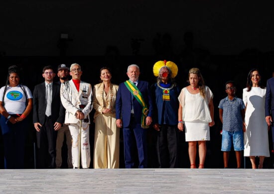 Luiz Inácio Lula da Silva (PT) recebe a faixa presidencial de representantes da sociedade civil após subir a rampa do Palácio do Planalto, em Brasília, na tarde deste domingo (1º) - Foto: Lucas Martins/ Phortopress/ Estadão Conteúdo