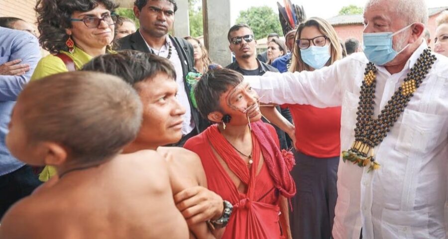 Lula promete fim do garimpo ilegal e assistência médica ao povo Yanomami