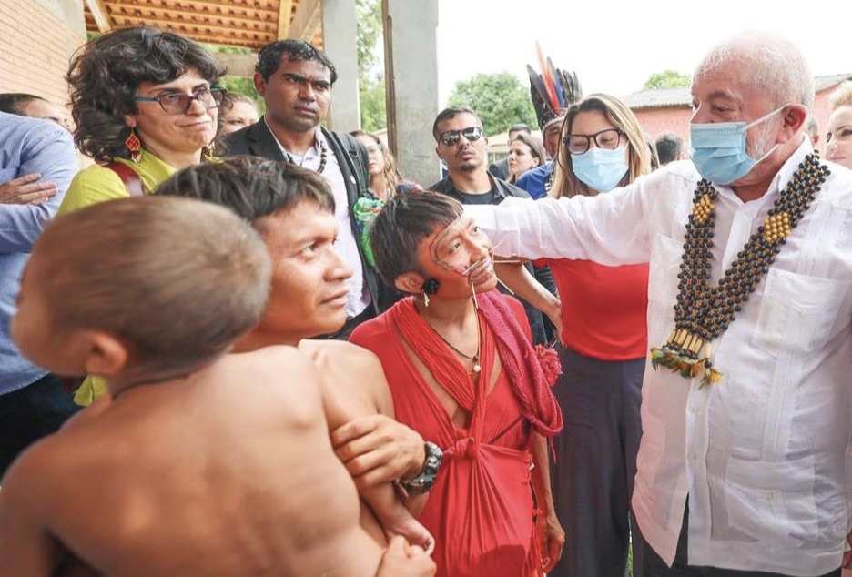 Lula promete fim do garimpo ilegal e assistência médica ao povo Yanomami