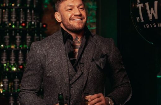 Conor McGregor teria acertado um soco e um chute na vítima - Foto: Reprodução/Twitter@TheNotoriousMMA