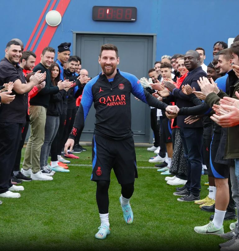 Lionel Messi joga no PSG e disse que ao fim da carreira vai morar na Espanha - Foto: Reprodução/Twitter@psg