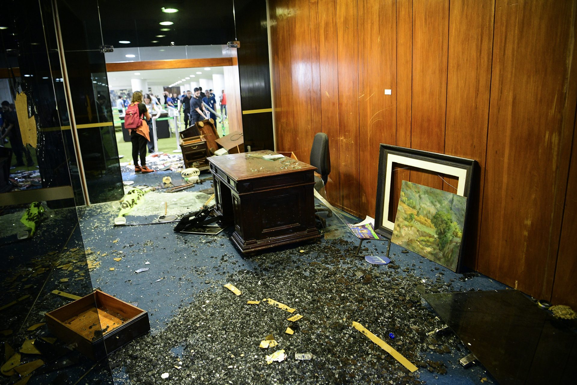 Mobiliário antigo e obras de arte foram danificados pelos invasores do Congresso - Foto: Pedro França/Agência Senado