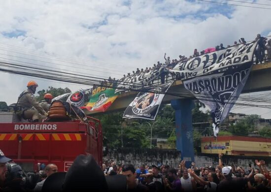 Uma multidão acompanhou o cortejo com o corpo de Dinamite até o Cemitério Nossa Senhora do Belém - Foto: Reprodução/Sportv