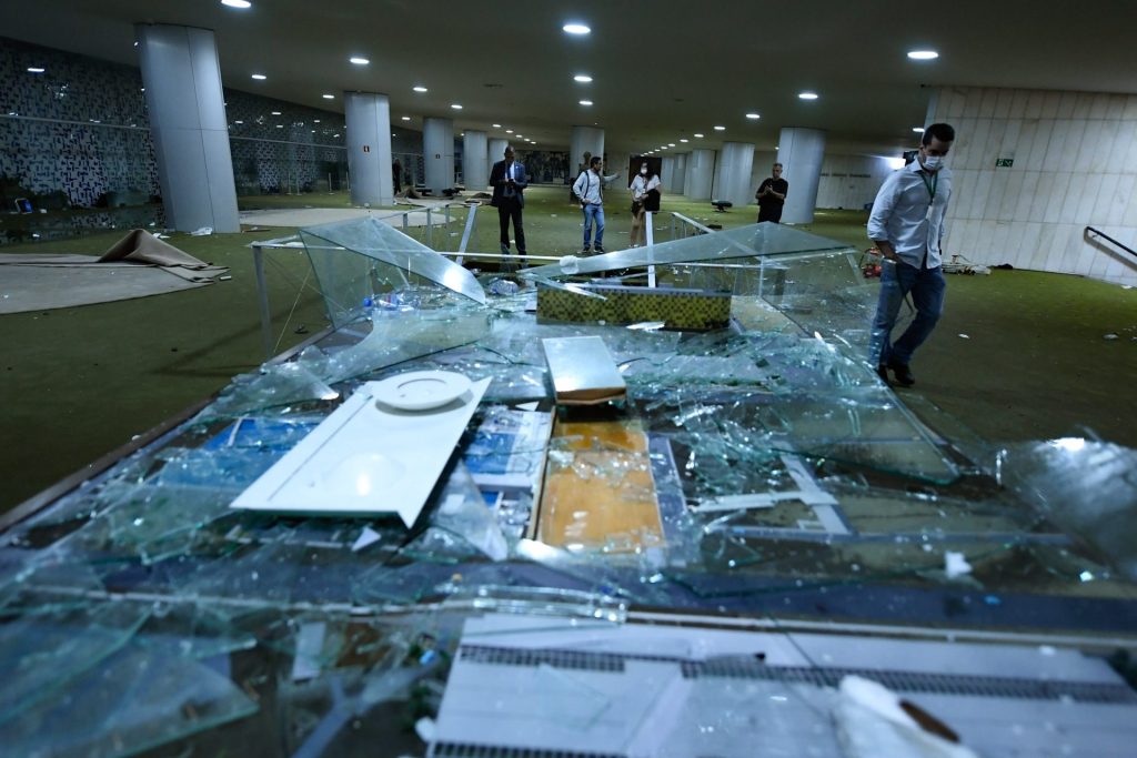 No Salão Verde da Câmara dos Deputados, a maquete do conjunto arquitetônico do Congresso foi totalmente destruida por vândalos - Foto: Jefferson Rudy/Agência Senado