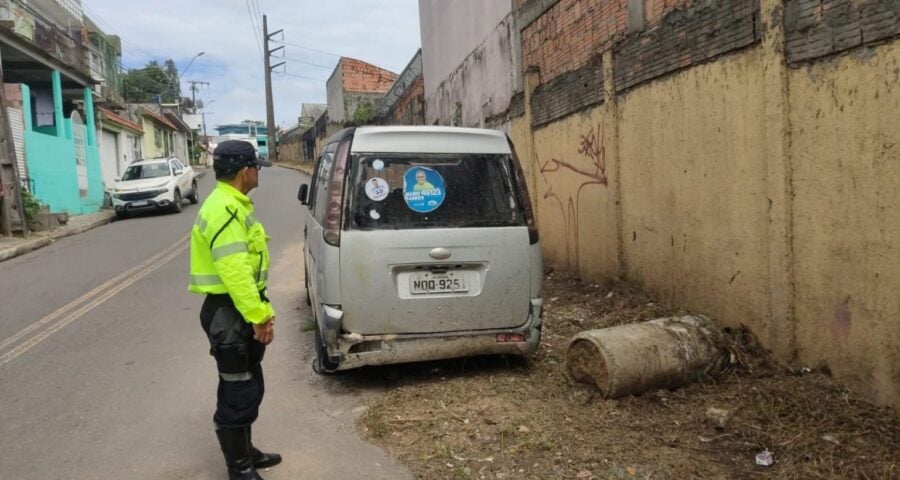 Operação Sucata retira 4 carros abandonados nas ruas da Zona Sul de Manaus