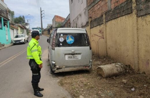 Operação Sucata retira 4 carros abandonados nas ruas da Zona Sul de Manaus