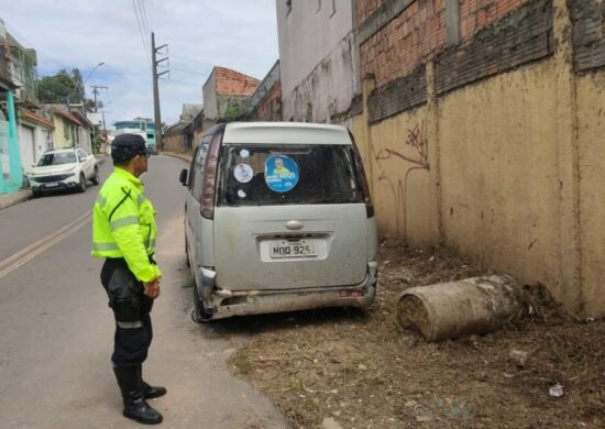 Operação Sucata retira 4 carros abandonados nas ruas da Zona Sul de Manaus