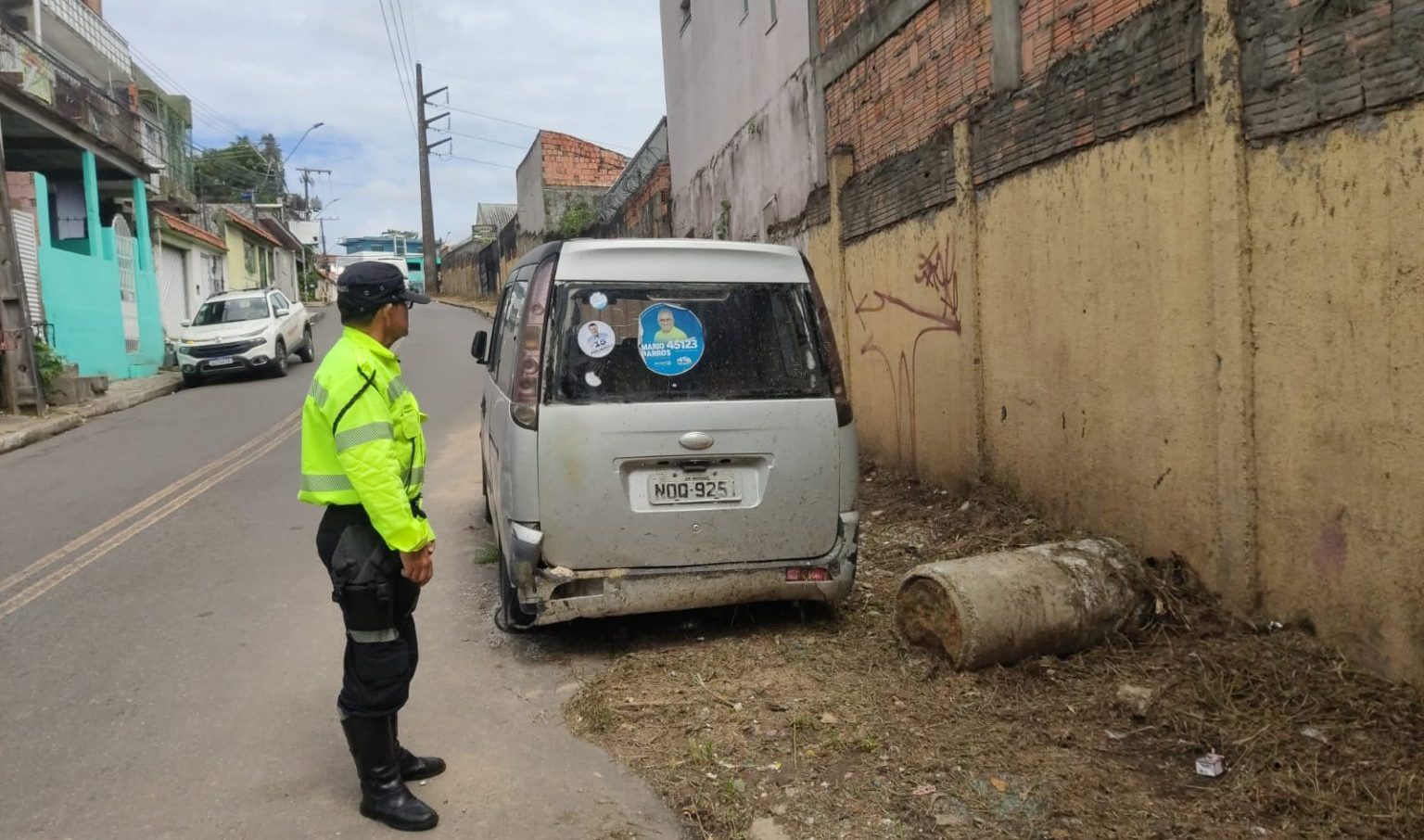 Operação Sucata retira 4 carros abandonados nas ruas da Zona Sul de Manaus