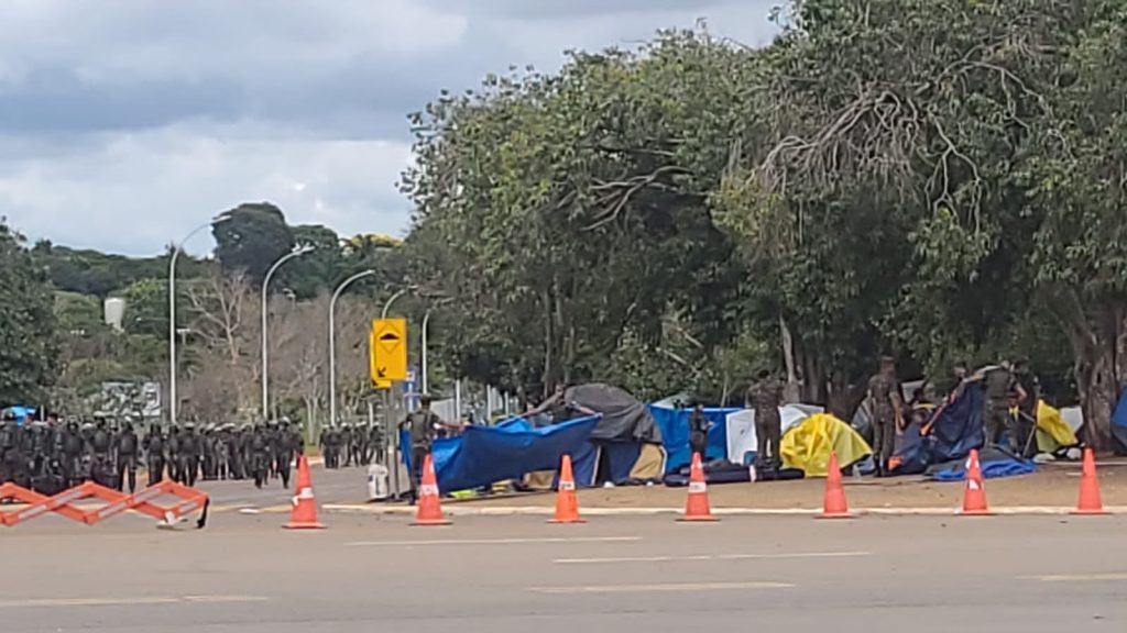 PM e Exército fazem operação para dissolver acampamento bolsonarista em Brasília 1