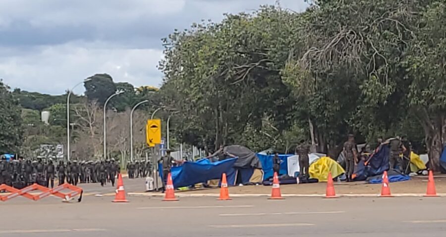 PM e Exército fazem operação para dissolver acampamento bolsonarista em Brasília 1