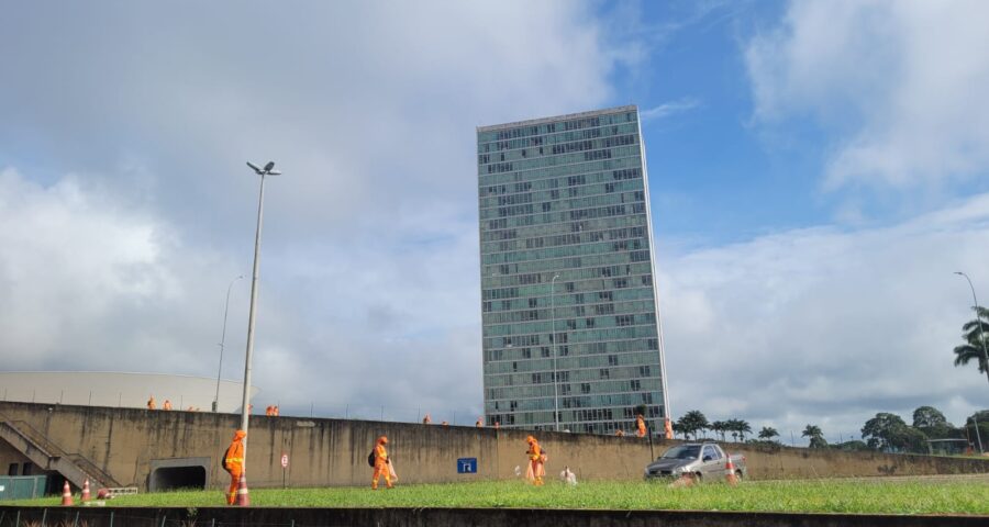 Praça dos Três Poderes em Brasília durante ataque - Foto: Fernanda Bastos/ Portal Norte