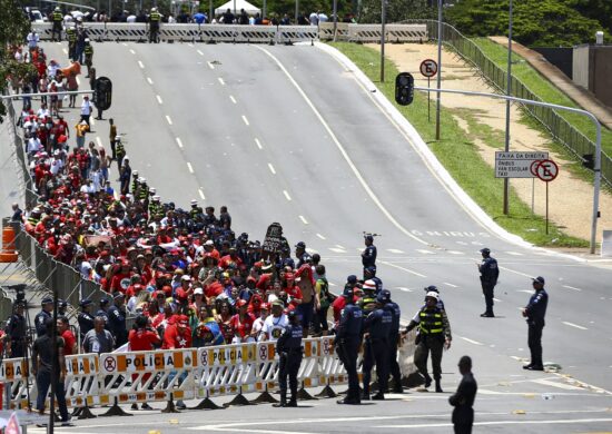 Apoiadores do presidente eleito do Brasil, Luiz Inácio Lula da Silva, se reúnem antes da cerimônia de posse, em Brasília - Foto: Marcelo Camargo/Agência Brasil