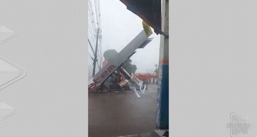 Cobertura de posto de combustível desaba durante chuva em Manaus