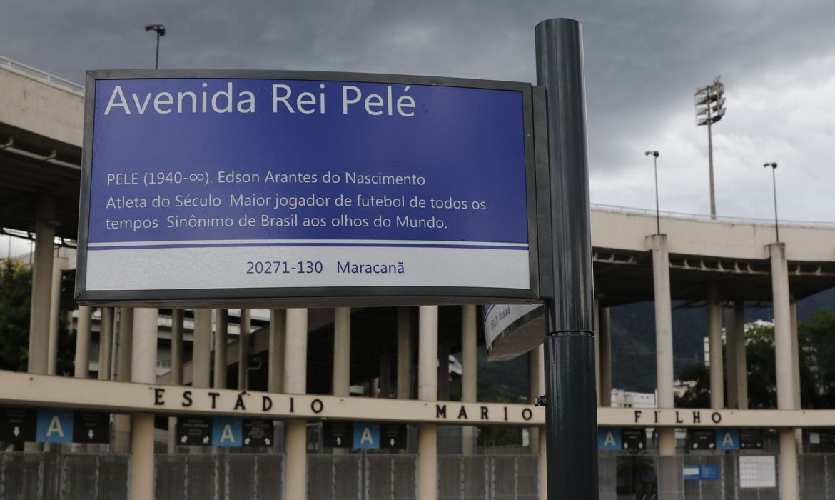 Rio de Janeiro instala placas da Avenida Rei Pelé