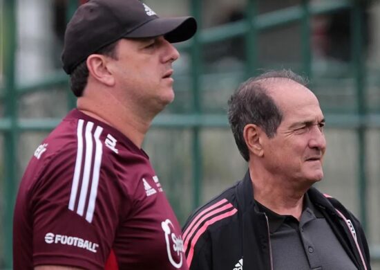 Rogério Ceni observando sua equipe na vitória sobre o São Bernardo - Foto: Reprodução/Twitter@spfc