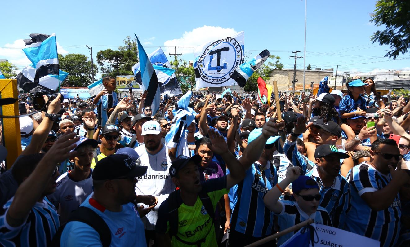 Suárez foi recepcionado no aeroporto pela torcida gremista - Foto: Reprodução/Twitter@gremio 