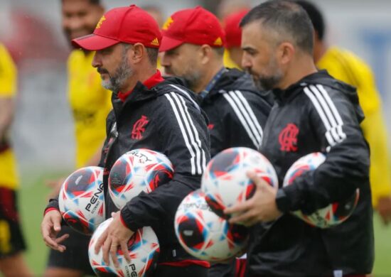 Vítor Pereira e elenco do Flamengo fizeram ativiades e participaram de churrasco nesta sexta - Foto: Gilvan de Souza/Flamengo