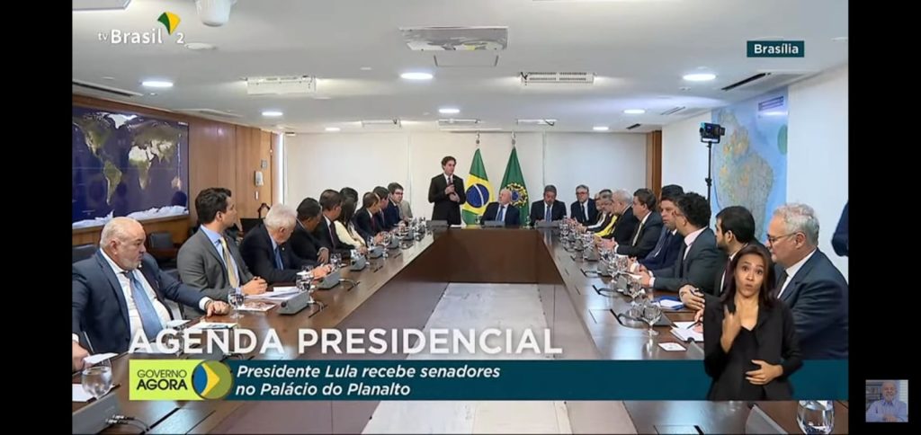 Deputados e senadores, em ato simbólico, entregaram o decreto de intervenção federal promulgado pelo Congresso Nacional - Foto: Reprodução/Youtube