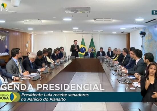 Deputados e senadores, em ato simbólico, entregaram o decreto de intervenção federal promulgado pelo Congresso Nacional - Foto: Reprodução/Youtube