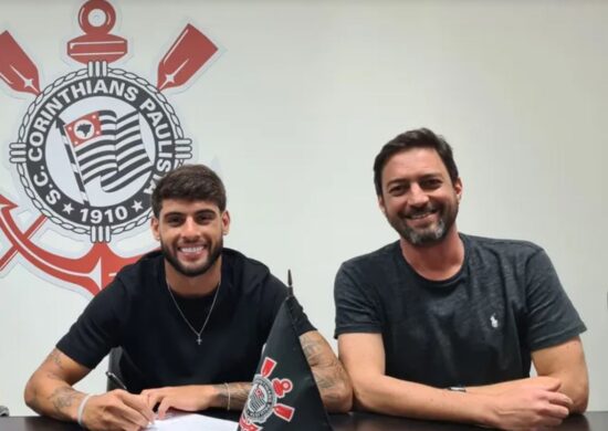 Yuri Alberto assinou contrato ao lado do presidente Duilio Alves - Foto: Divulgação/Ag. Corinthians