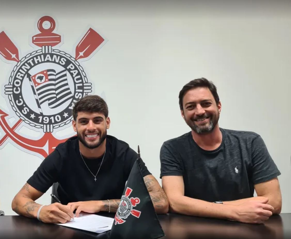 Yuri Alberto assinou contrato ao lado do presidente Duilio Alves - Foto: Divulgação/Ag. Corinthians