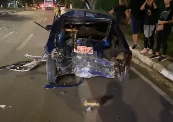 Carro que disputava racha causa acidente e deixa homem ferido, em Manaus