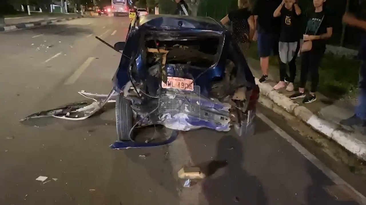 Carro que disputava racha causa acidente e deixa homem ferido, em Manaus