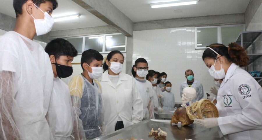 Prática de anatomia nos laboratórios da UFAM - Foto: Eduardo Cavalcante/ Secretaria de Estado de Educação e Desporto