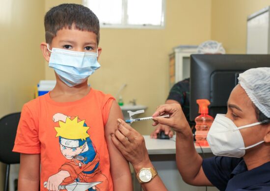 Aplicação da dose de reforço contra a Covid-19 para crianças de 5 a 11 anos em Manaus - Foto: Antonio Pereira / Semcom