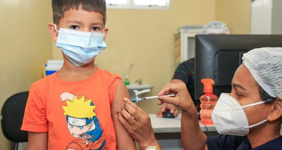 Aplicação da dose de reforço contra a Covid-19 para crianças de 5 a 11 anos em Manaus - Foto: Antonio Pereira / Semcom