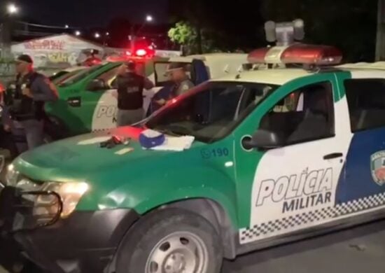 Suspeitos são presos em flagrante após assalto em ônibus coletivo, em Manaus