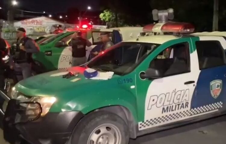 Suspeitos são presos em flagrante após assalto em ônibus coletivo, em Manaus